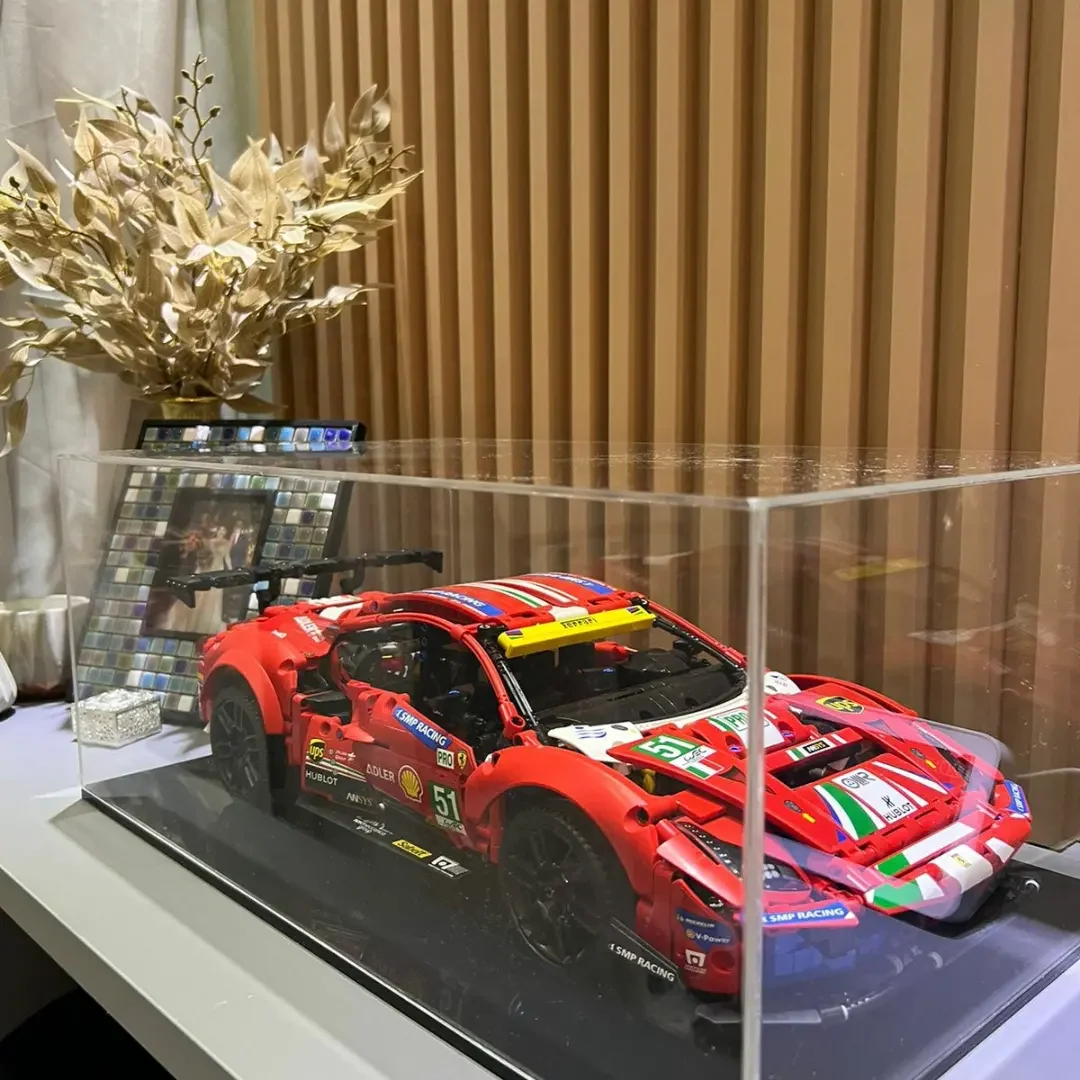 Miniatura de carro de corrida protegida por caixa transparente em acrílico