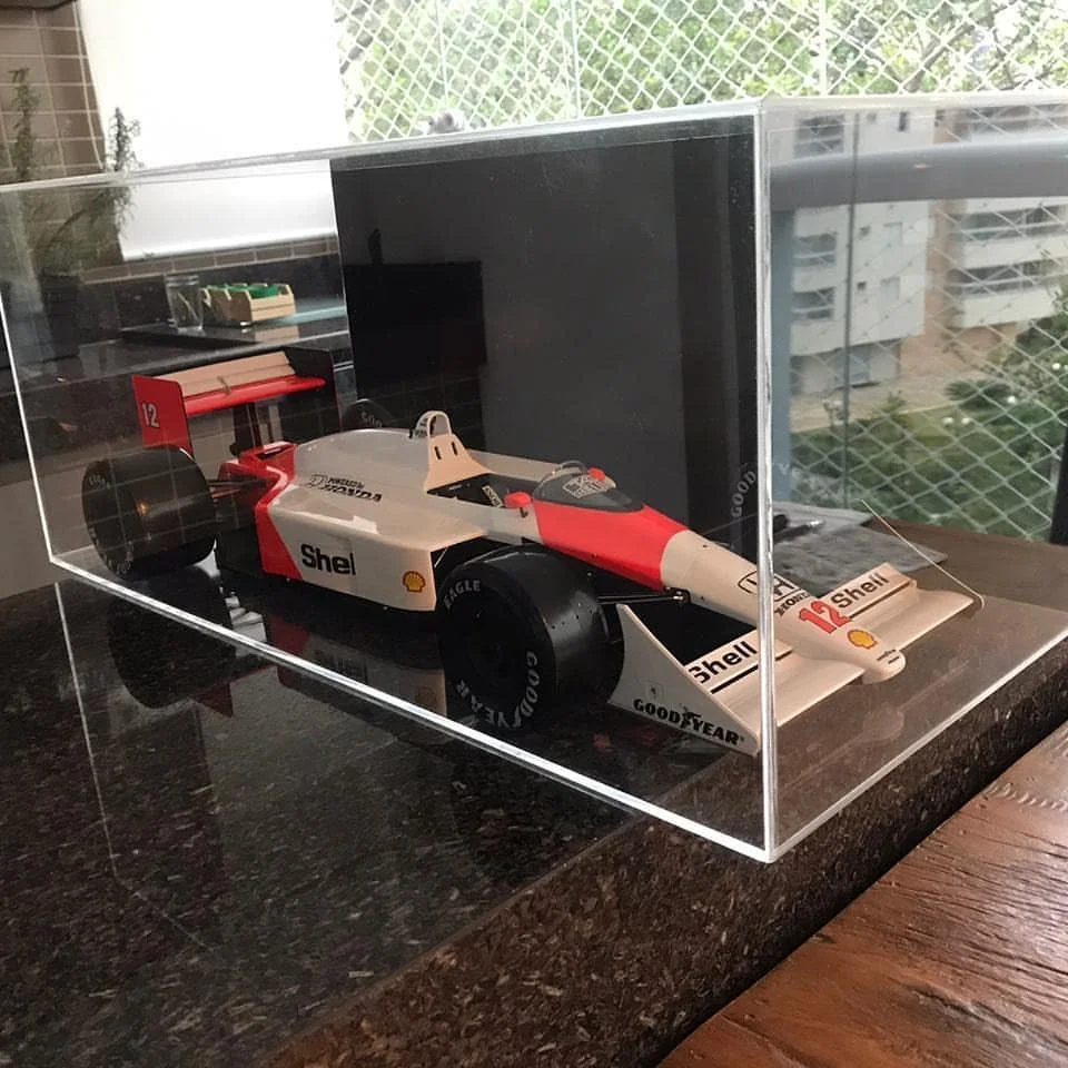 Miniatura de Fórmula 1 dentro de vitrine transparente em acrílico