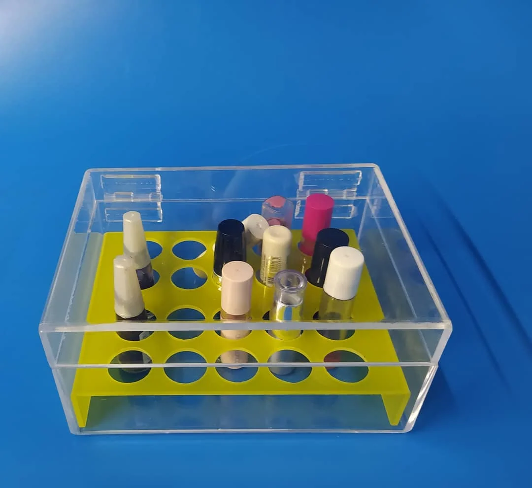 Organizador transparente em acrílico com frascos sobre fundo azul
