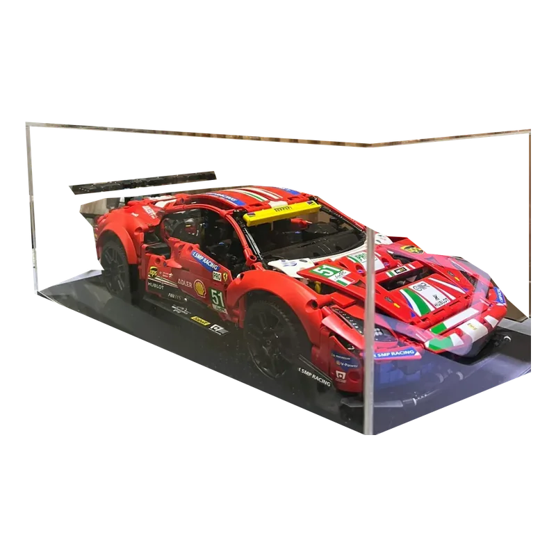 Caixa expositora transparente de acrílico protegendo uma miniatura de carro de corrida.