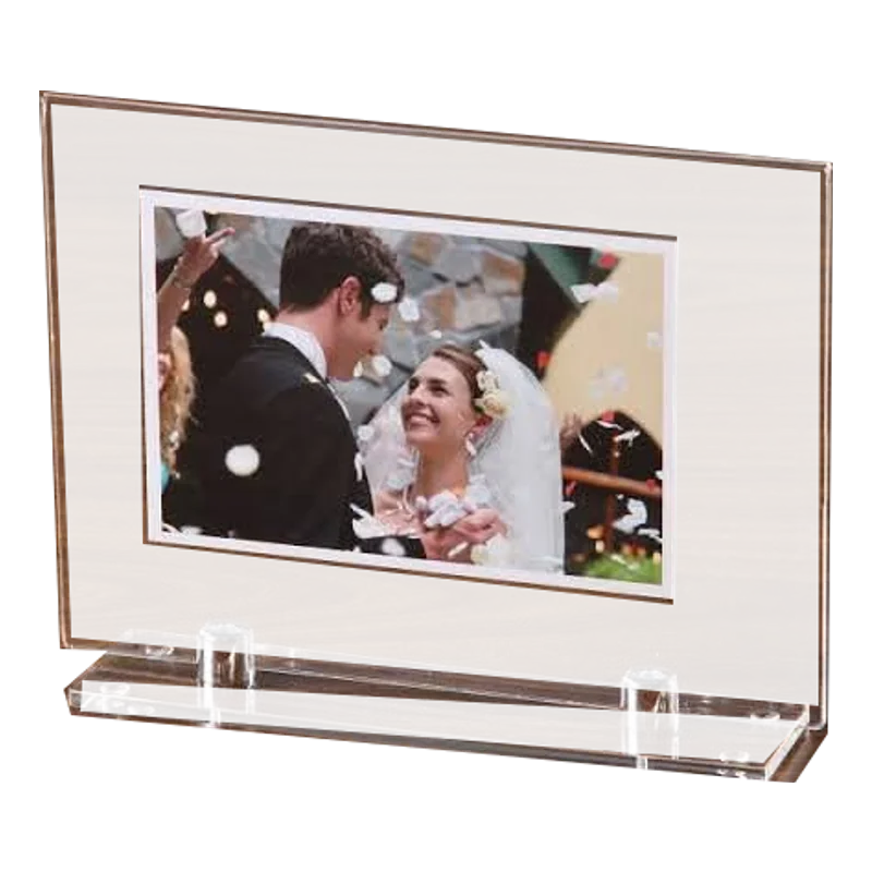 Porta-retratos transparente de acrílico com fotografia e base de apoio.